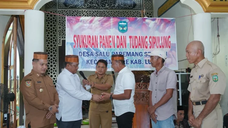 Bupati Luwu Serahkan Combine Harvester Tingkatkan Produksi Tani