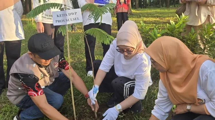 Hari Bumi 2026, DWP Sulsel Tanam Bibit Unggul Bernilai Ekonomi di Gowa
