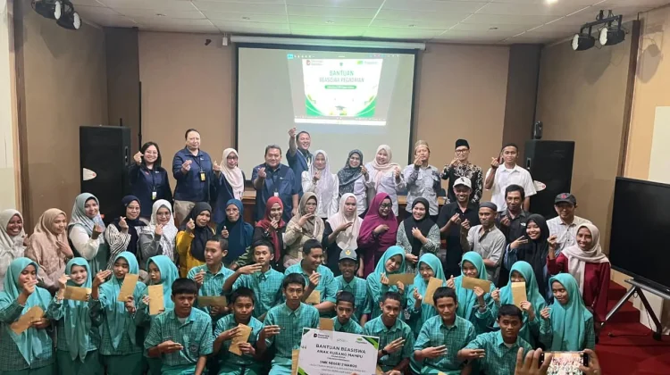 Pegadaian Salurkan Beasiswa untuk Siswa SMK Maros