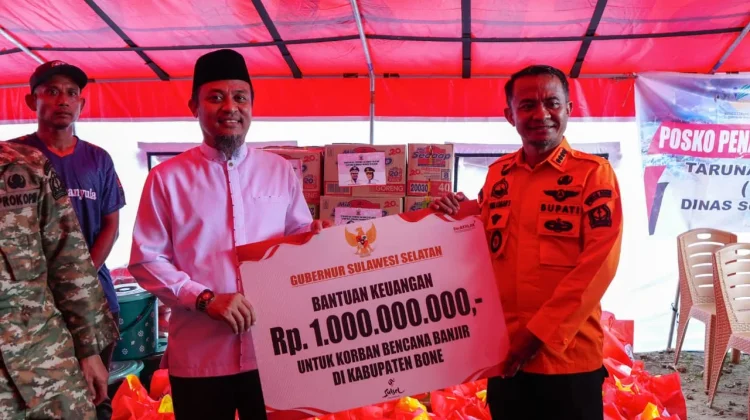 Gubernur Sulsel Tinjau Banjir di Bone, Serahkan Bantuan Rp1 Miliar