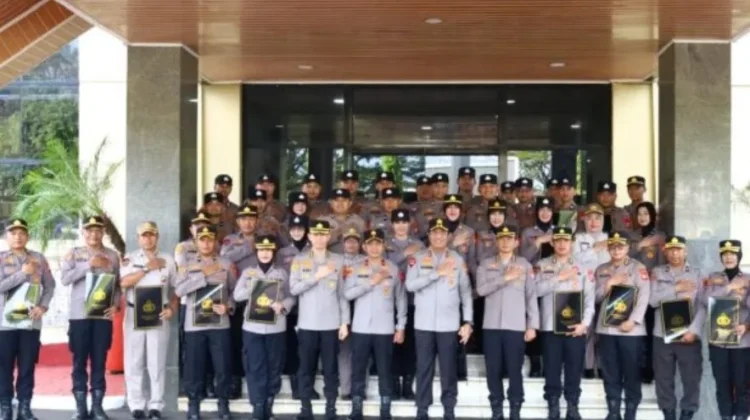 Kapolda Sulsel Beri Penghargaan Personel Berprestasi