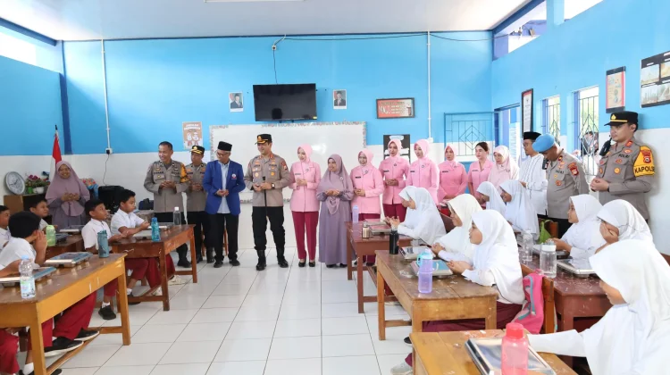 Kapolrestabes Makassar Memastikan MBG Tepat Sasaran Penerima Manfaat