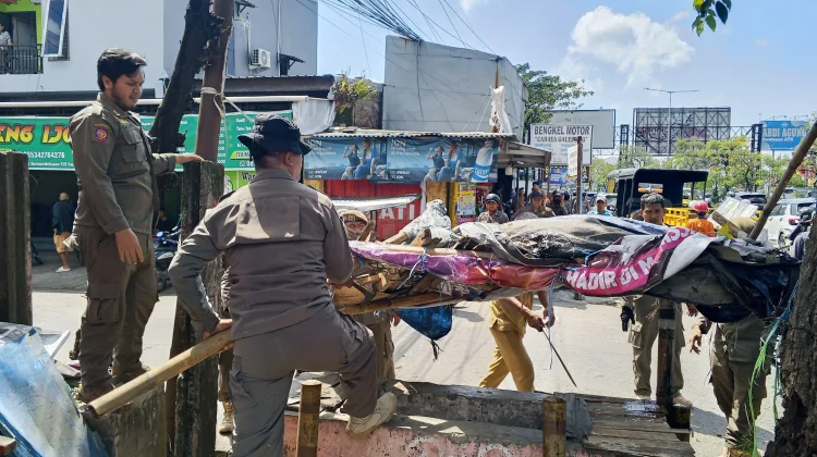 Berdiri di Atas Fasum hingga 10 Tahun, 25 PK5 Tamalanrea Bongkar Lapak Mandiri