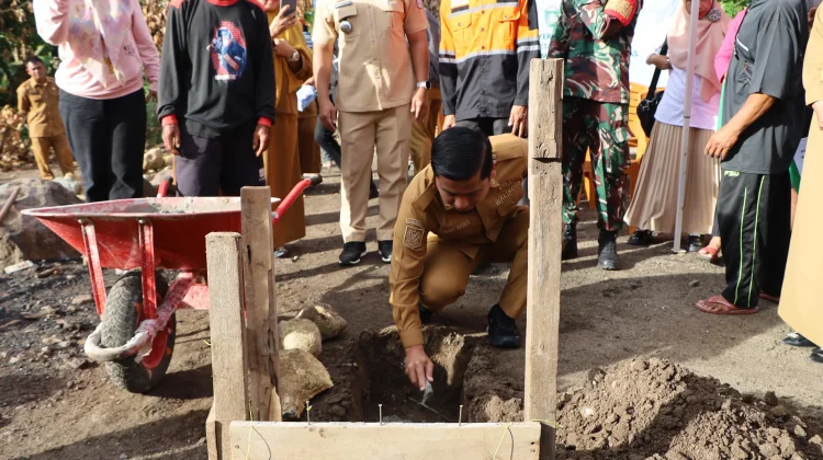 Tasming Hamid Serahkan Bantuan untuk Korban Kebakaran di Lumpue Bacukiki Barat