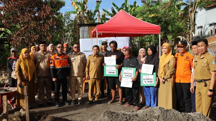 Tasming Hamid Serahkan Bantuan untuk Korban Kebakaran di Lumpue Bacukiki Barat