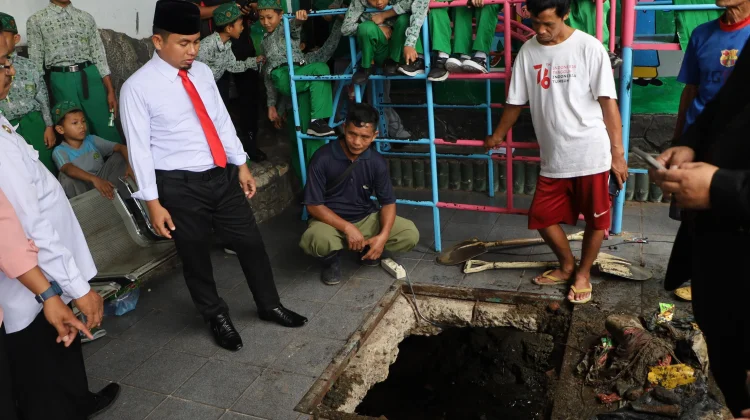 Wali Kota Parepare Turun Langsung Pantau Pengerukan Drainase