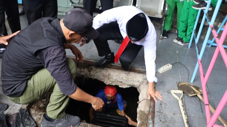 Wali Kota Parepare Turun Langsung Pantau Pengerukan Drainase