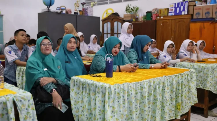 TP PKK Makassar Goes to School, Edukasi Pelajar Kelola Sampah dari Maggot