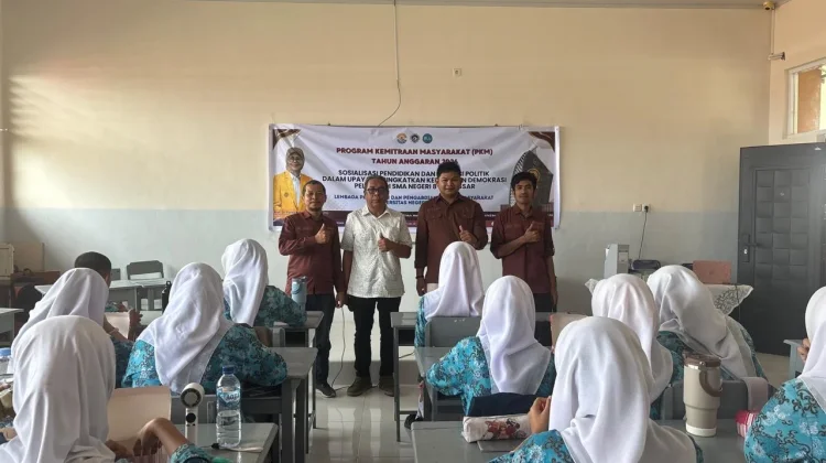 Tim PKM Dosen Pendidikan Sosiologi UNM Gelar Literasi Politik bagi Generasi Z