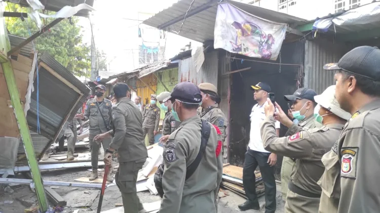 Lapak PKL Berdiri Puluhan Tahun Ditertibkan, 16 Pedagang Direlokasi di Ujung Tanah