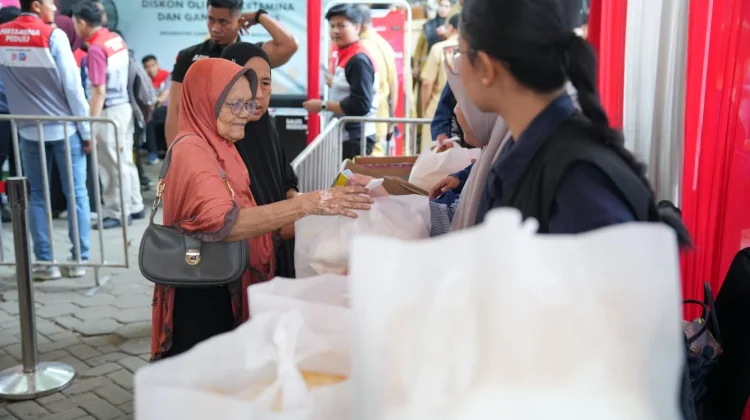 Pertamina Regional Sulawesi Salurkan Seribu Paket Sembako Murah