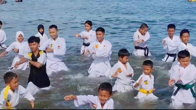 Lebih dari 100 Karateka INKAI Makassar Semarakkan Latihan Bersama di Pantai Biru