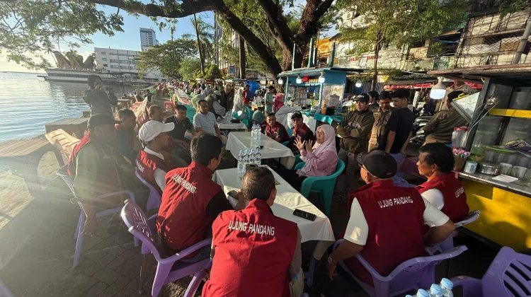Camat Ujung Pandang Minta PKL Jaga Kebersihan Pantai Losari lewat Pilah Sampah
