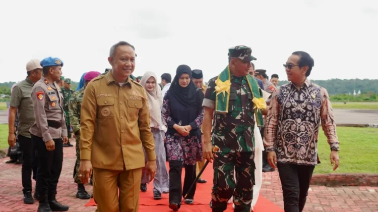 Bupati Selayar Sambut Pangdam XIV/Hasanuddin di Bandara Aroepala