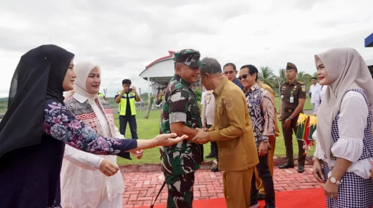 Bupati Selayar Sambut Pangdam XIV/Hasanuddin di Bandara Aroepala