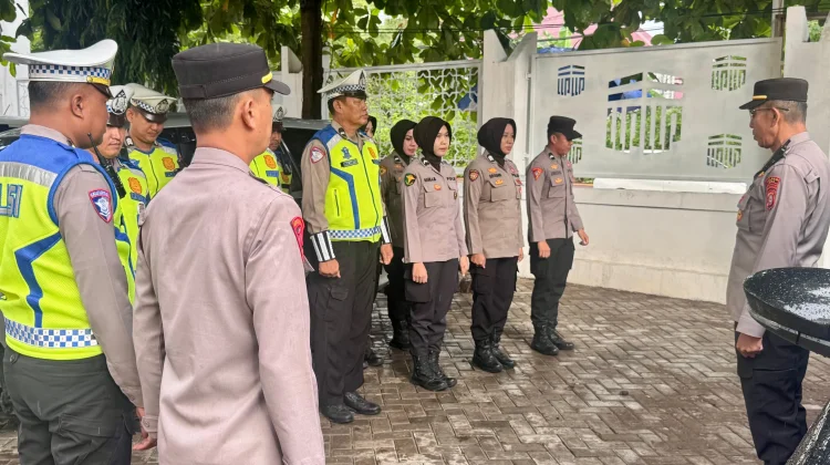 Personel Polres Gowa Amankan Pemberangkatan Jemaah Haji Kloter 41