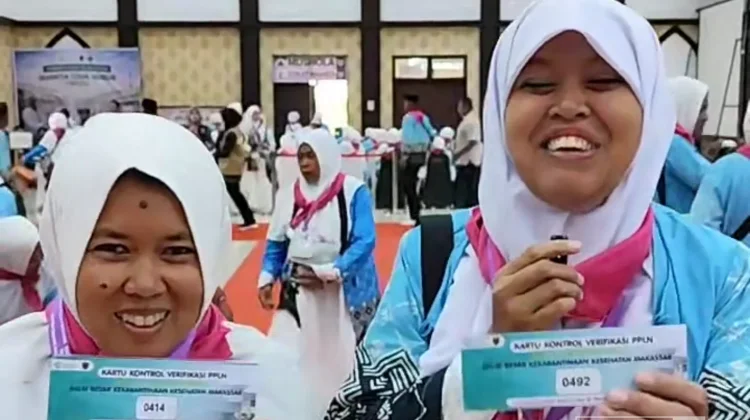 Suasana Haru Warnai Keberangkatan Calon Jamaah Haji Sidrap di Makassar