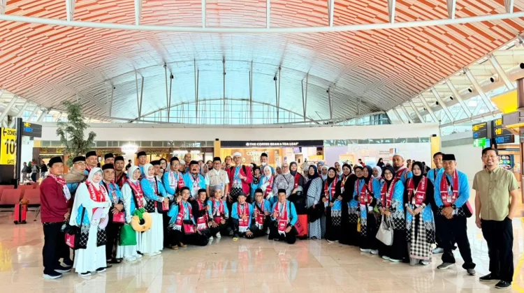 Kakanwil Kemenhaj Sulsel Lepas Jemaah Haji Khusus di Bandara Sultan Hasanuddin