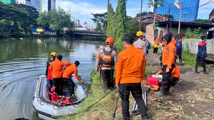 Empat Warga Lompat ke kanal Pampang, 3 Selamat, 1 dalam Pencarian