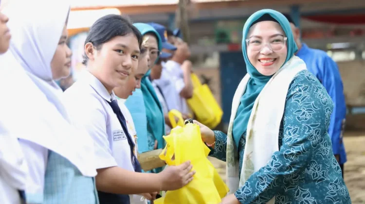 Stop Boros Pangan, TP PKK Makassar Bagikan Kotak Makan Gratis pada Siswa SMP