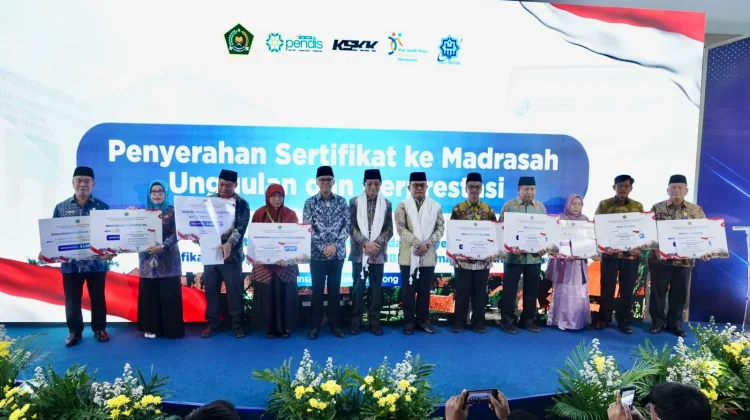 Kemenag Beri Penghargaan Sembilan Madrasah Peraih Prestasi