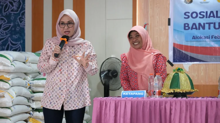 Pemkab Gowa-Bulog Salurkan Bantuan Pangan ke Masyarakat Bontomarannu