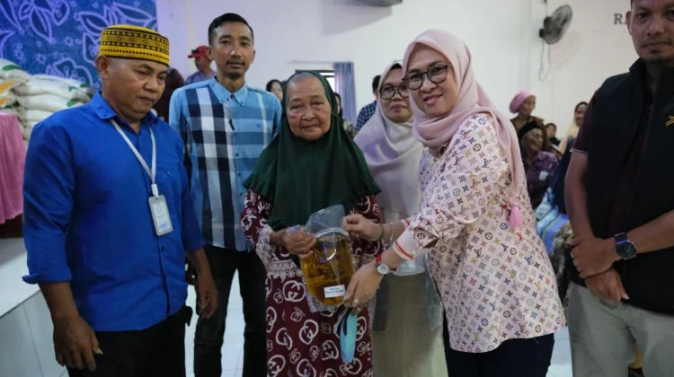 Pemkab Gowa-Bulog Salurkan Bantuan Pangan ke Masyarakat Bontomarannu