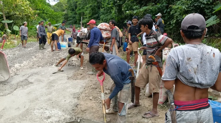 Warga dan Polisi Gotong Royong Tambal Jalan di Pasilambena