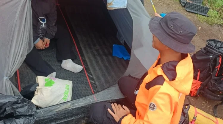 Tim SAR Gabungan Evakuasi Dua Pendaki di Gunung Bulubaria