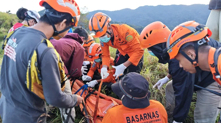 Pendaki Tersambar Petir di Gunung Monrolo, Satu Tewas