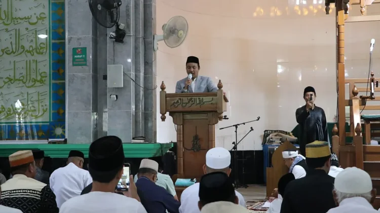 Momen Iduladha, Bupati Lutra Ajak Perkuat Kepedulian Terhadap Korban Banjir