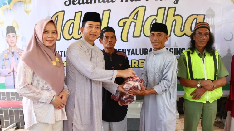 Polres Palopo Salurkan 300 Kantong Daging Kurban ke Warga