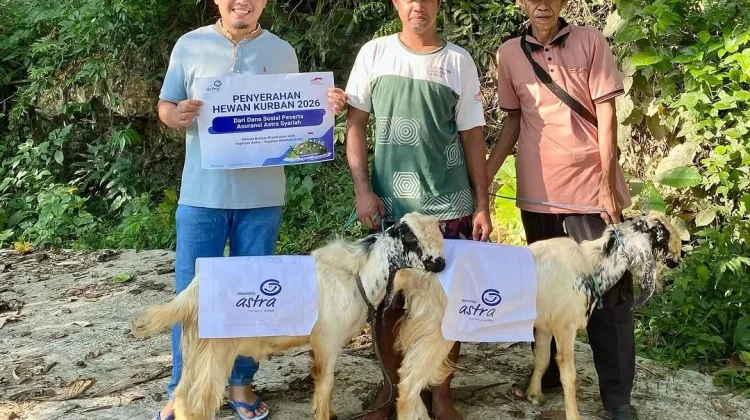 Desa Sejahtera Astra Rammang-Rammang Menerima Dua Hewan dari Astra Syariah