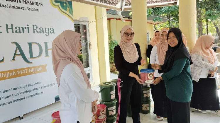 Peduli Lingkungan, DWP Sulsel Gunakan Ember untuk Pembagian Daging Kurban