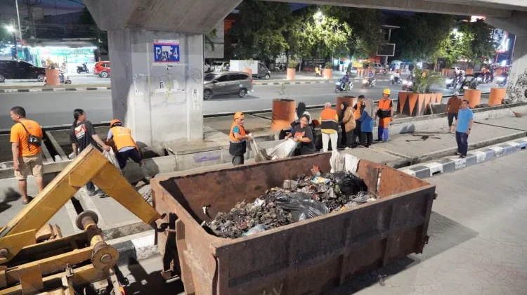 Respons Aduan Warga, Satgas Rappocini Bersihkan Sampah dan Drainase di Pettarani