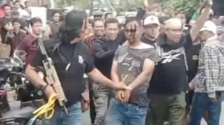 Pencuri Motor di Makassar Babak Belur Dihajar Massa