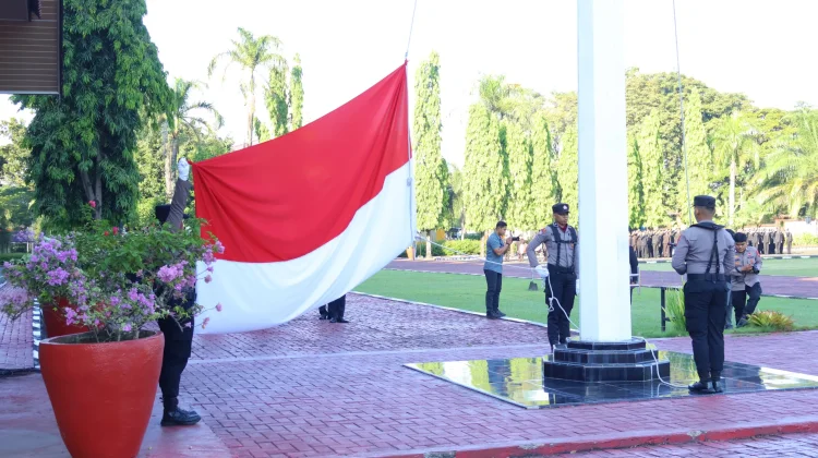 Polda Sulsel Menaikkan Bendera di Peringatan Hari Lahir Pancasila