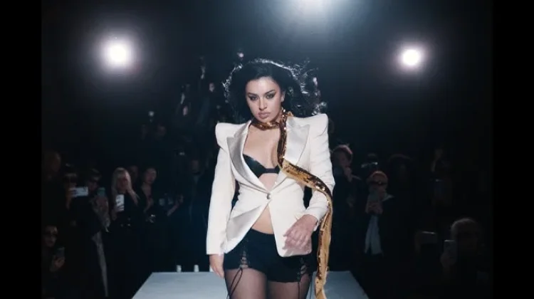 Charli XCX Umumkan Album Ketujuh Bertajuk Music, Fashion, Film
