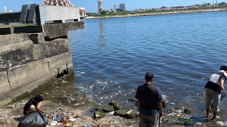 Respons Cepat Aduan Warga, Pemkot Makassar Bersihkan Sampah yang Cemari Losari