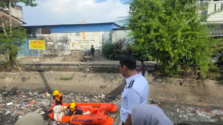 Kecamatan Makassar Bersama Tim Gabungan Bersihkan Sampah di Kanal Bara-Baraya