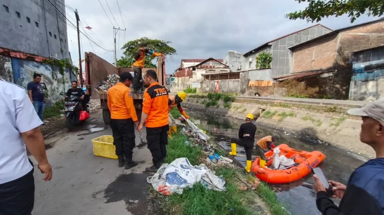 BPBD Makassar Terjun Langsung Bersihkan Kanal Bara-Baraya Timur