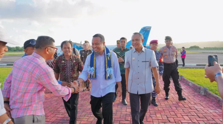 Tiba di Selayar, Gubernur Andi Sudirman Agendakan Peresmian Titik Nol