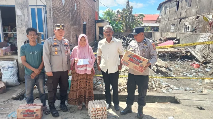 Kapolsek Pasimasunggu Berikan Bantuan untuk Korban Kebakaran Rumah Bontobulaen