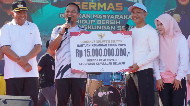 Gubernur Sulsel Serahkan Bantuan Rp15 Miliar ke Selayar