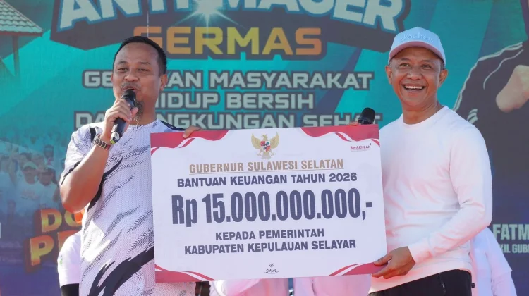 Gubernur Sulsel Serahkan Bantuan Rp15 Miliar ke Selayar