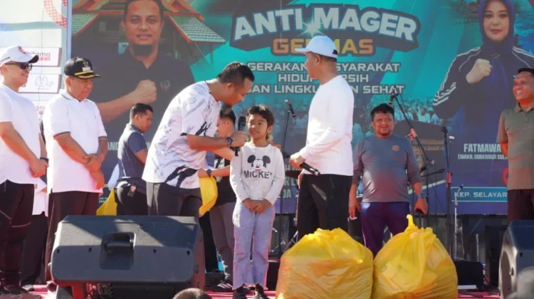 Gubernur Sulsel Salurkan Beasiswa dan Bantuan untuk Siswa Selayar