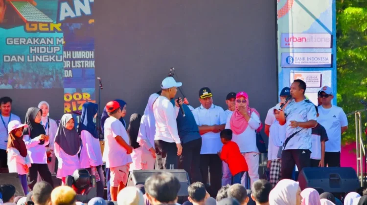 Gubernur Sulsel Salurkan Beasiswa dan Bantuan untuk Siswa Selayar
