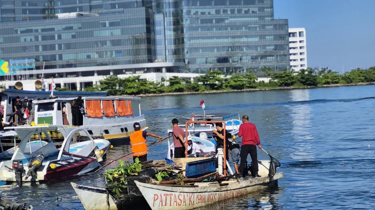 Pemkot Terjunkan Perahu Pattasaki Bersihkan Sampah Laut Losari hingga Dermaga