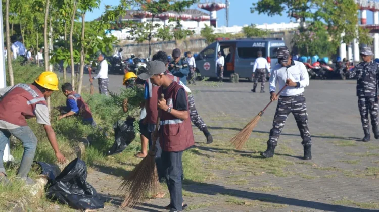Satgas Trisila-26 Laksanakan Bersih Pantai di Makassar