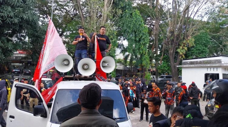 BLH PP Sulsel Gelar Demo di DPRD Kota Makassar Terkait Lingkungan